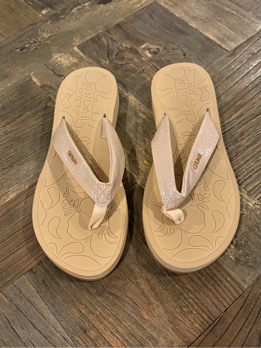 ONCAI Women's Shimmer Arch Support Flip Flops Beige Gold Size 7.5